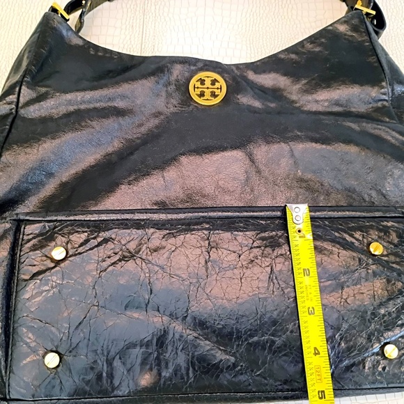 Rare Close to New Classic Torey Burch Large Shoulder Bag is crafted in Crinkled - Picture 16 of 16